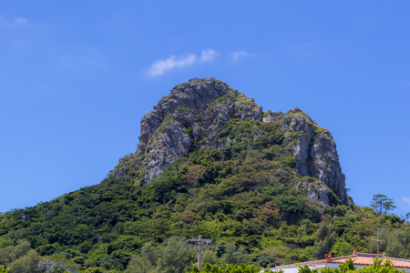 地上から見上げた城山（伊江島タッチュー)（横）：No.2417