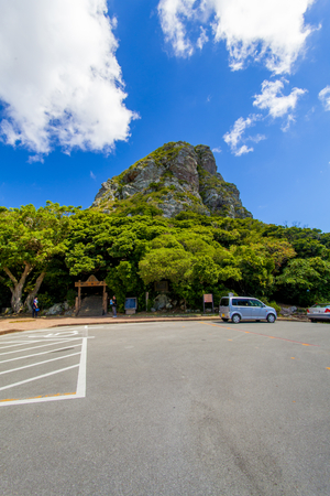 城山（伊江島タッチュー)登山口付近の駐車場（縦）：No.2403